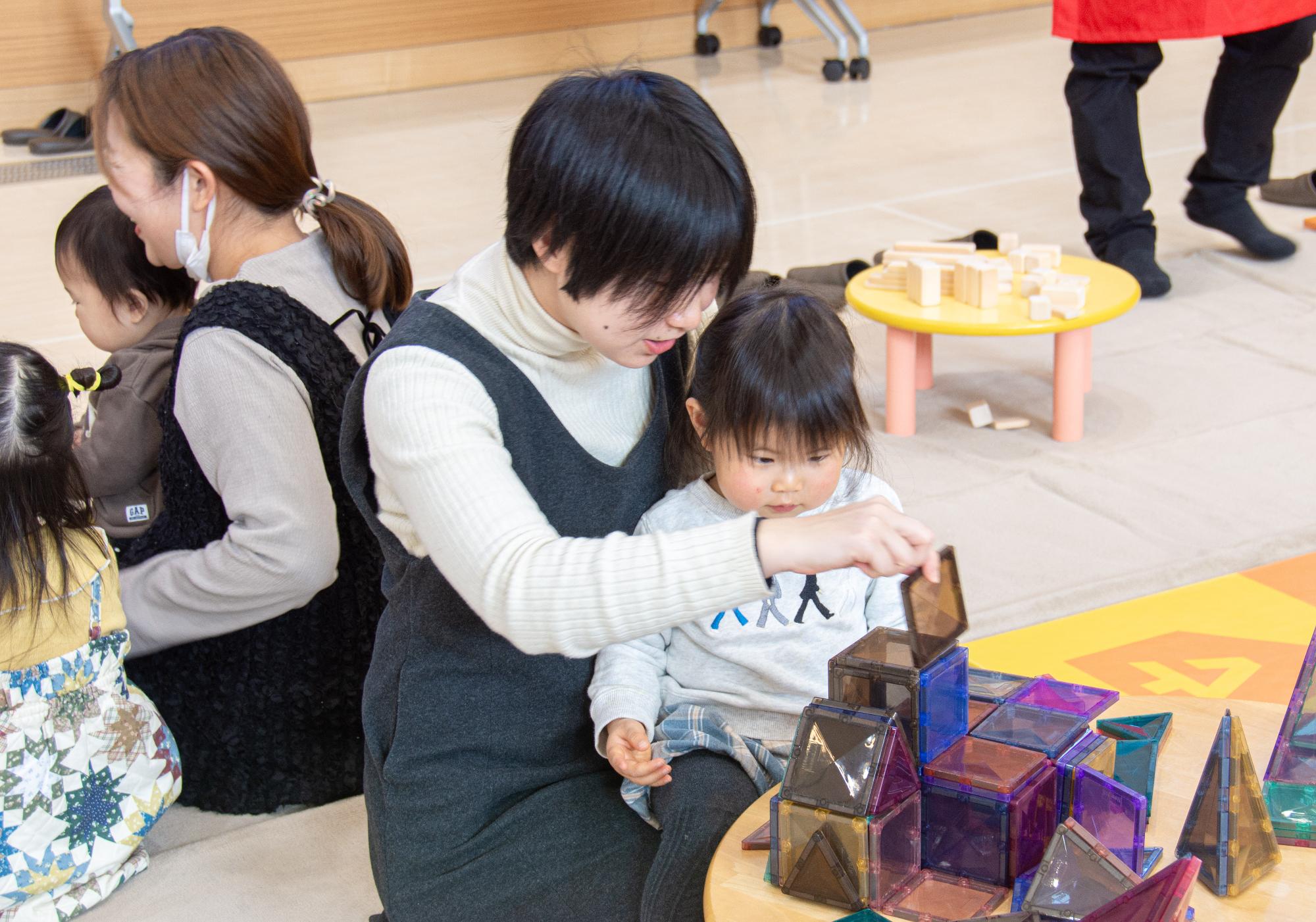 親子で遊んでいる様子