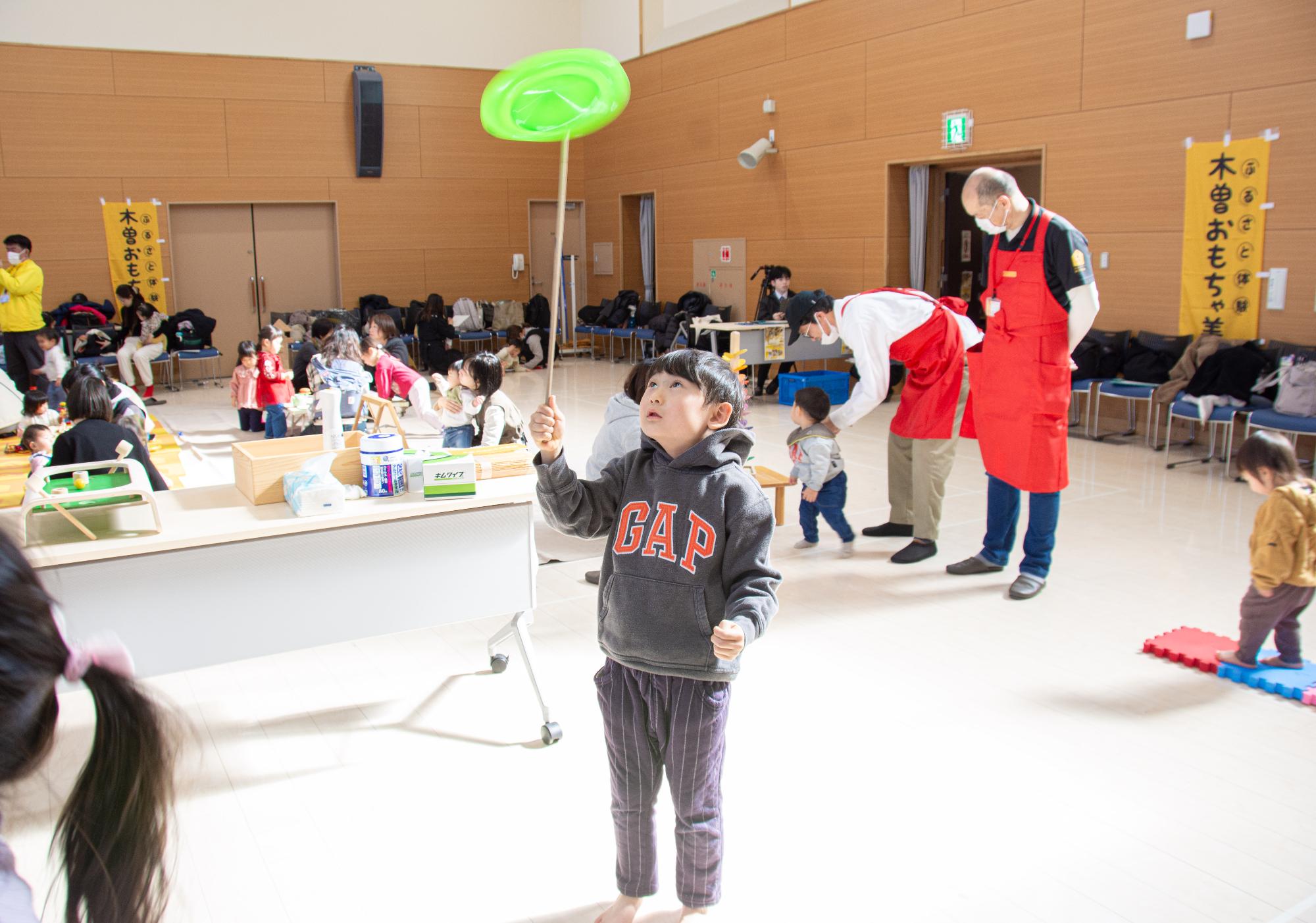 皿回しで遊んでいる様子