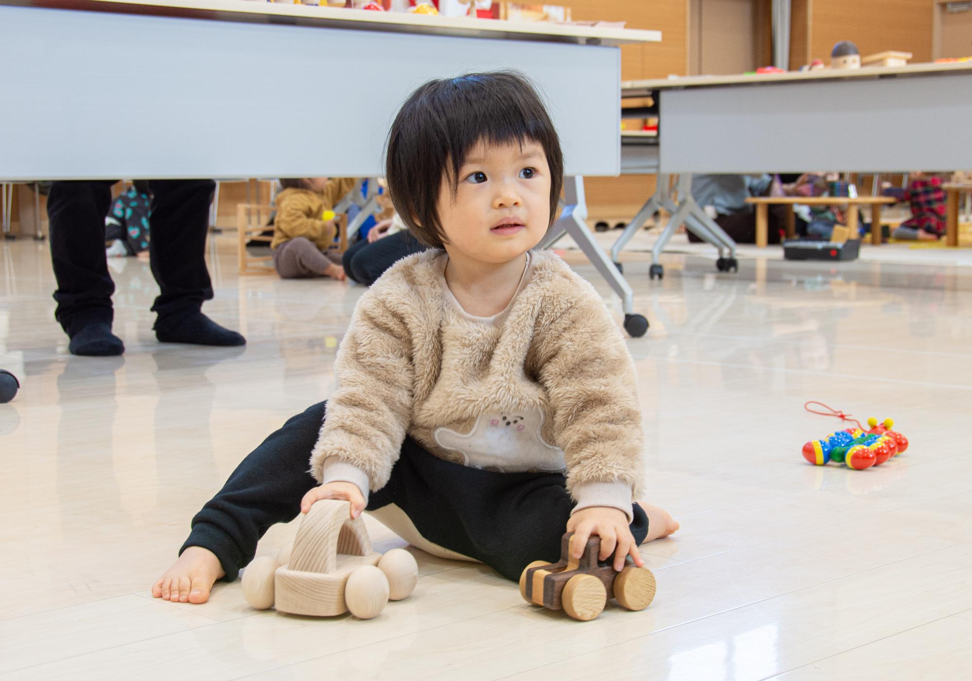 木のおもちゃで遊んでいるこどもの様子