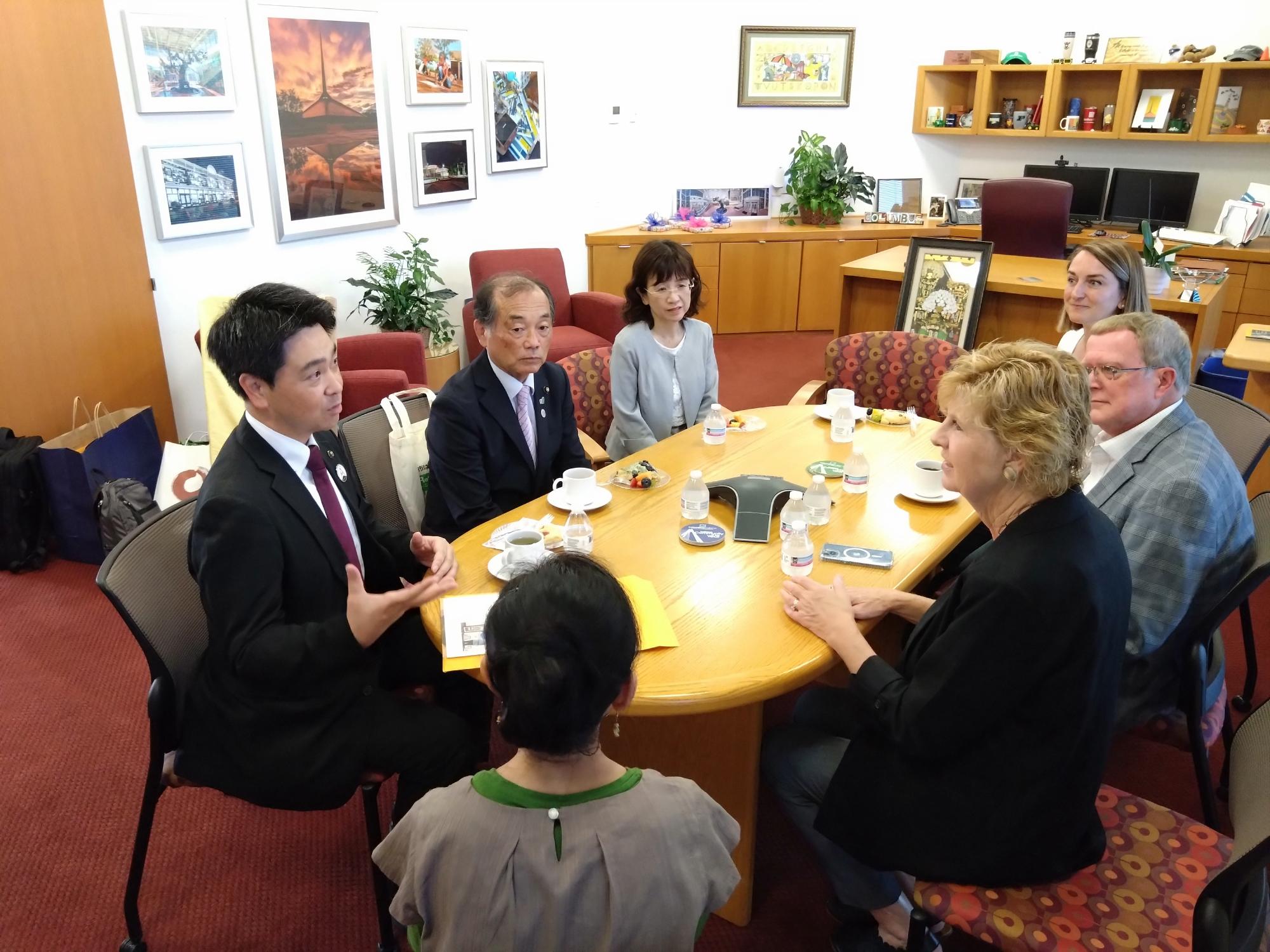 コロンバス市長らと対談