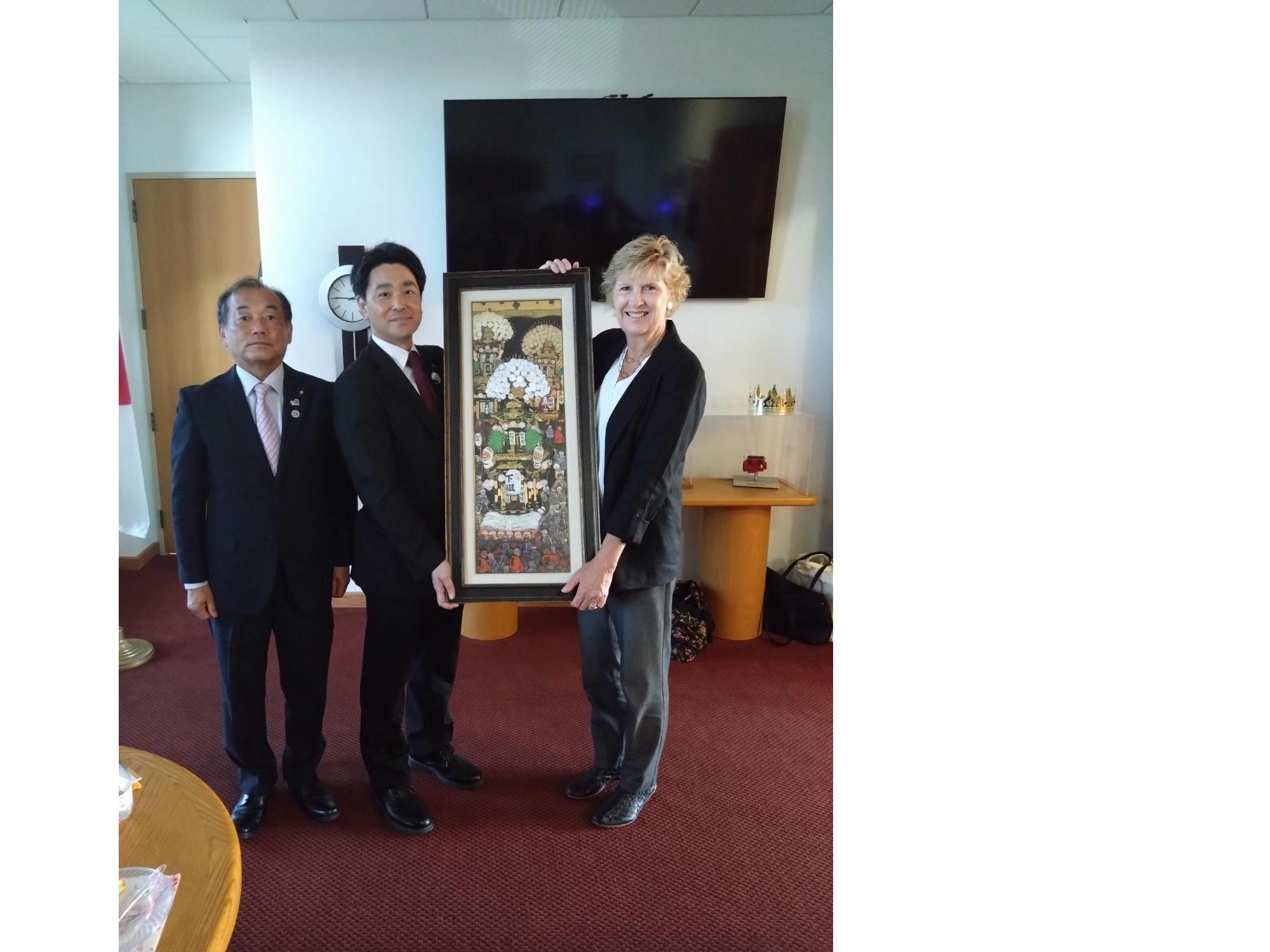 コロンバス市長に記念品の贈呈