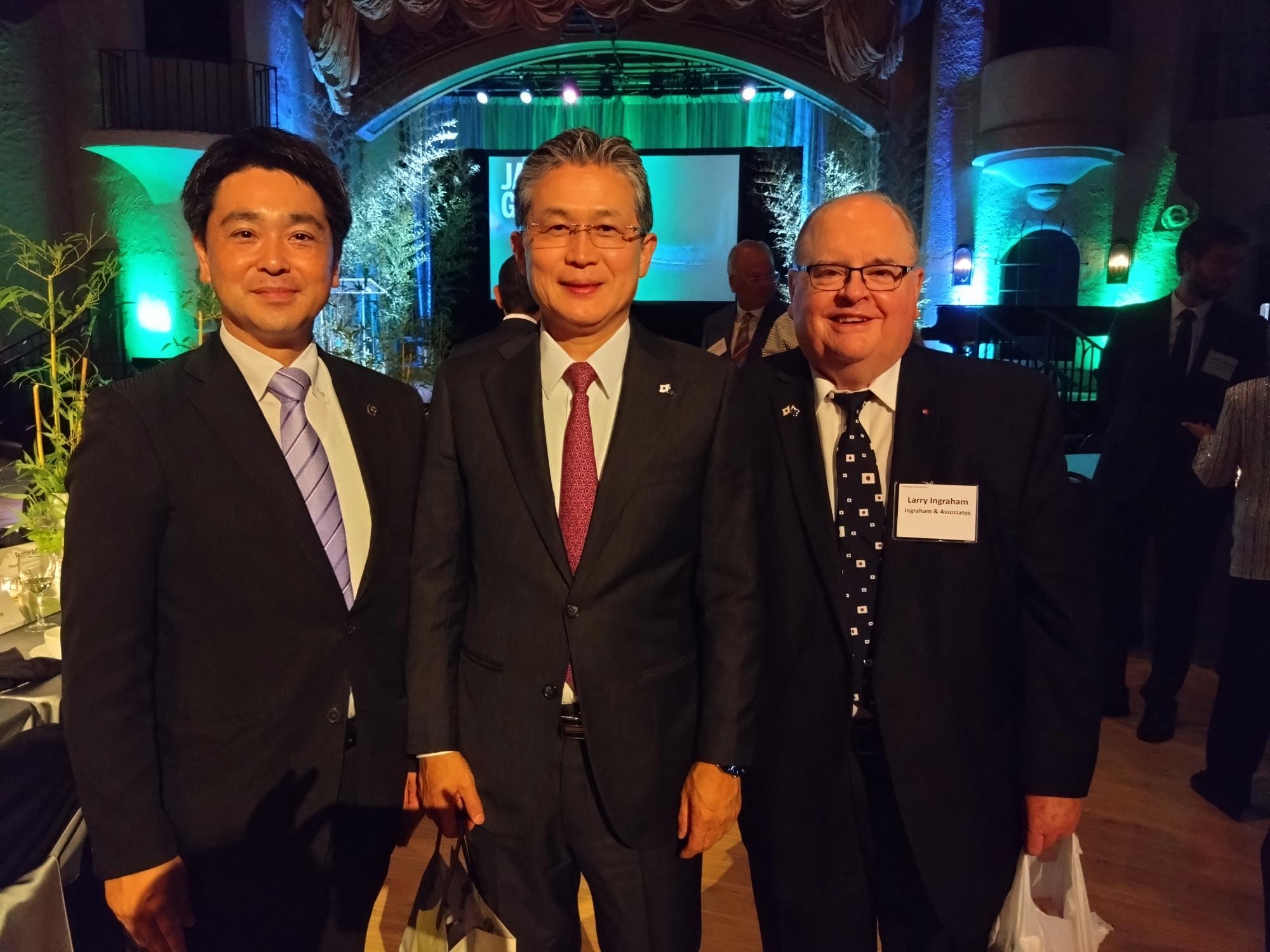 在シカゴ日本国総領事（中央）、イングラム＆アソシエイツ代表（右）と面会