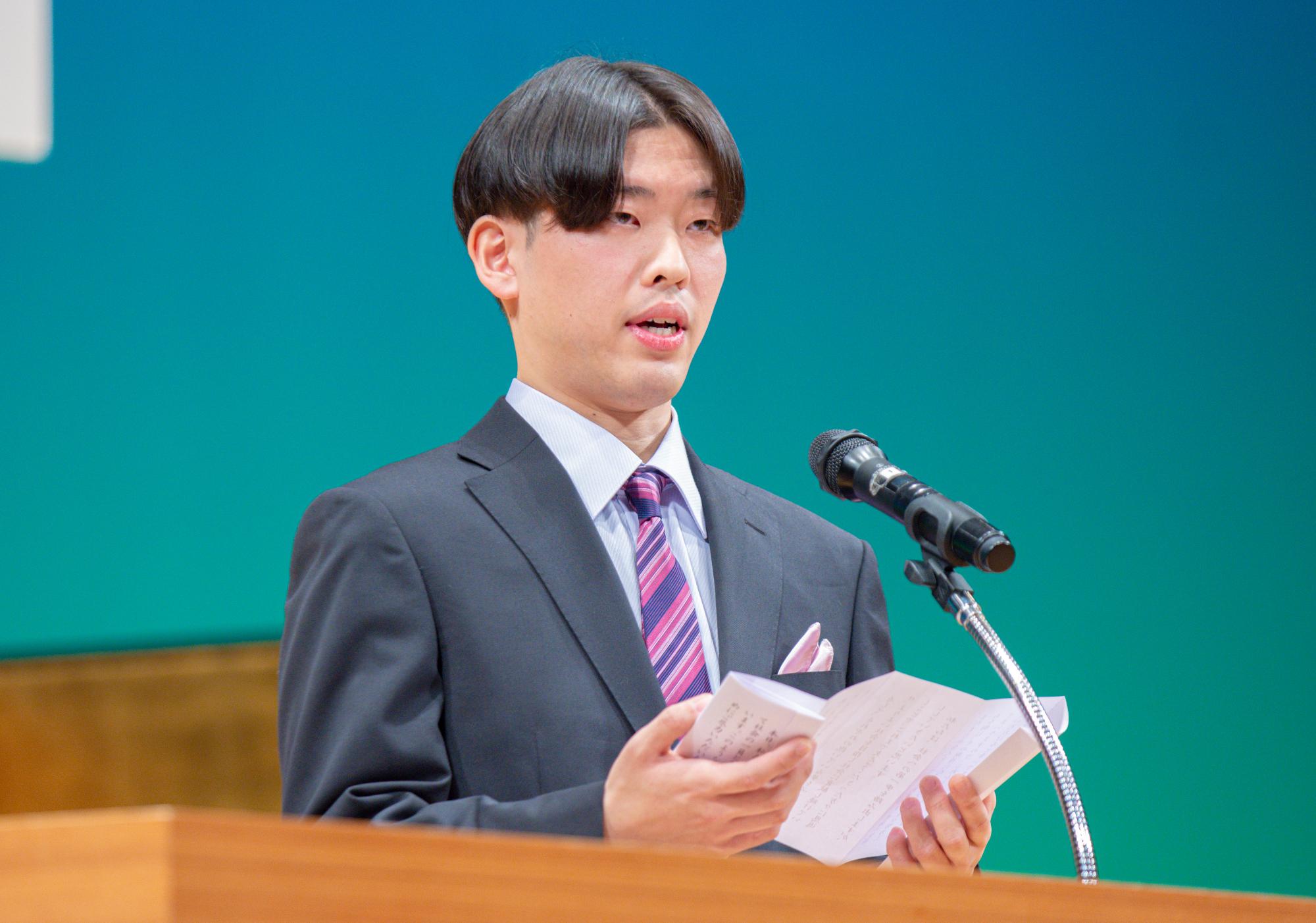 誓いの言葉を述べている様子