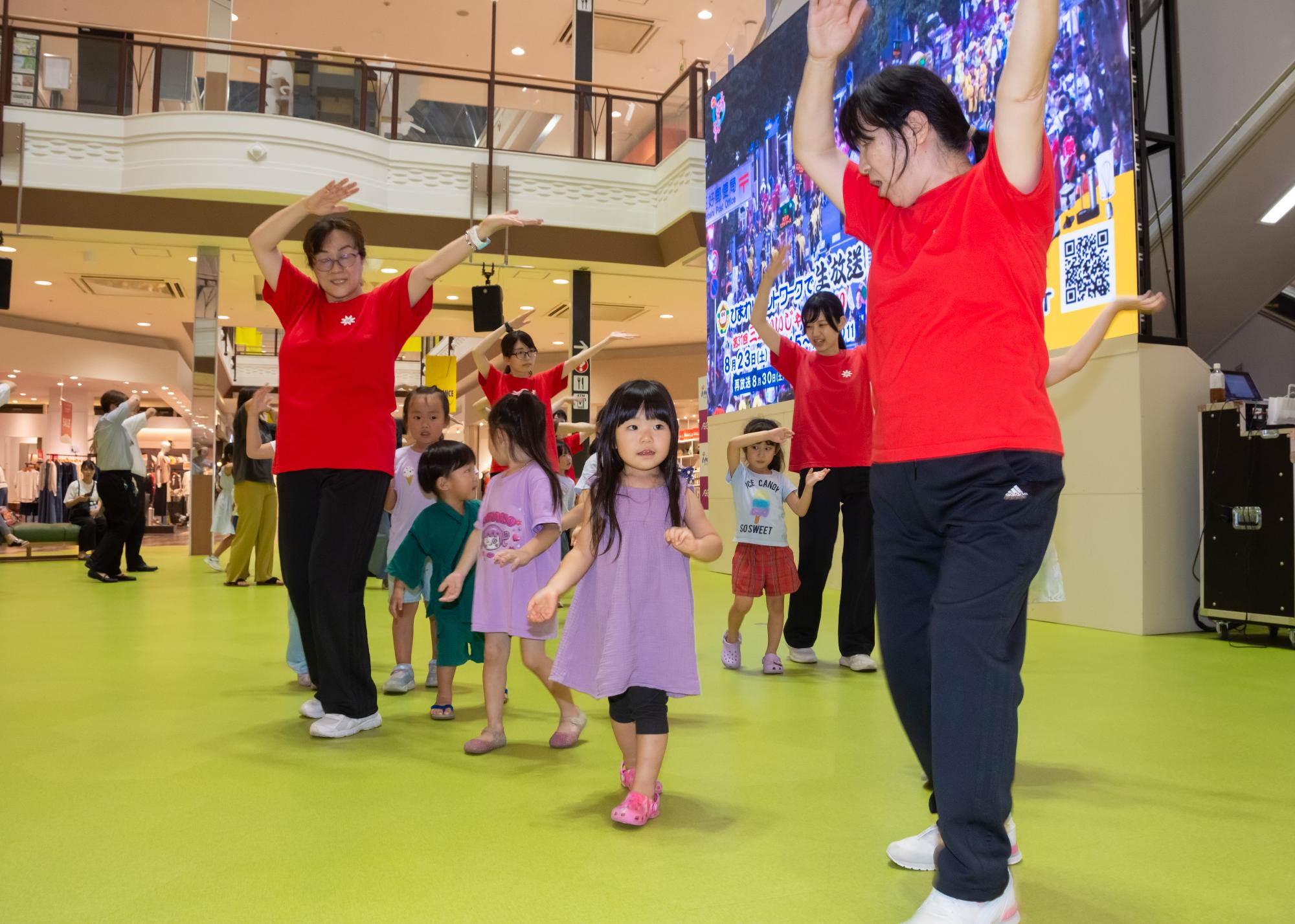 おどりマックスの皆さんと楽しそうに踊る様子