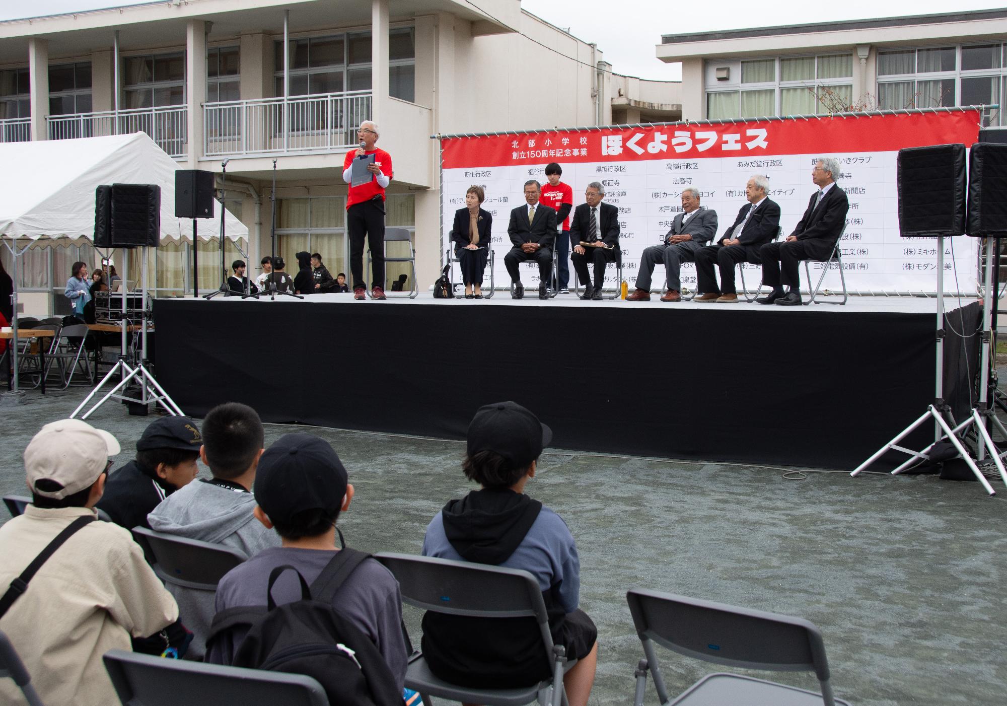 歴代の校長先生たちが、思い出をお話ししている様子