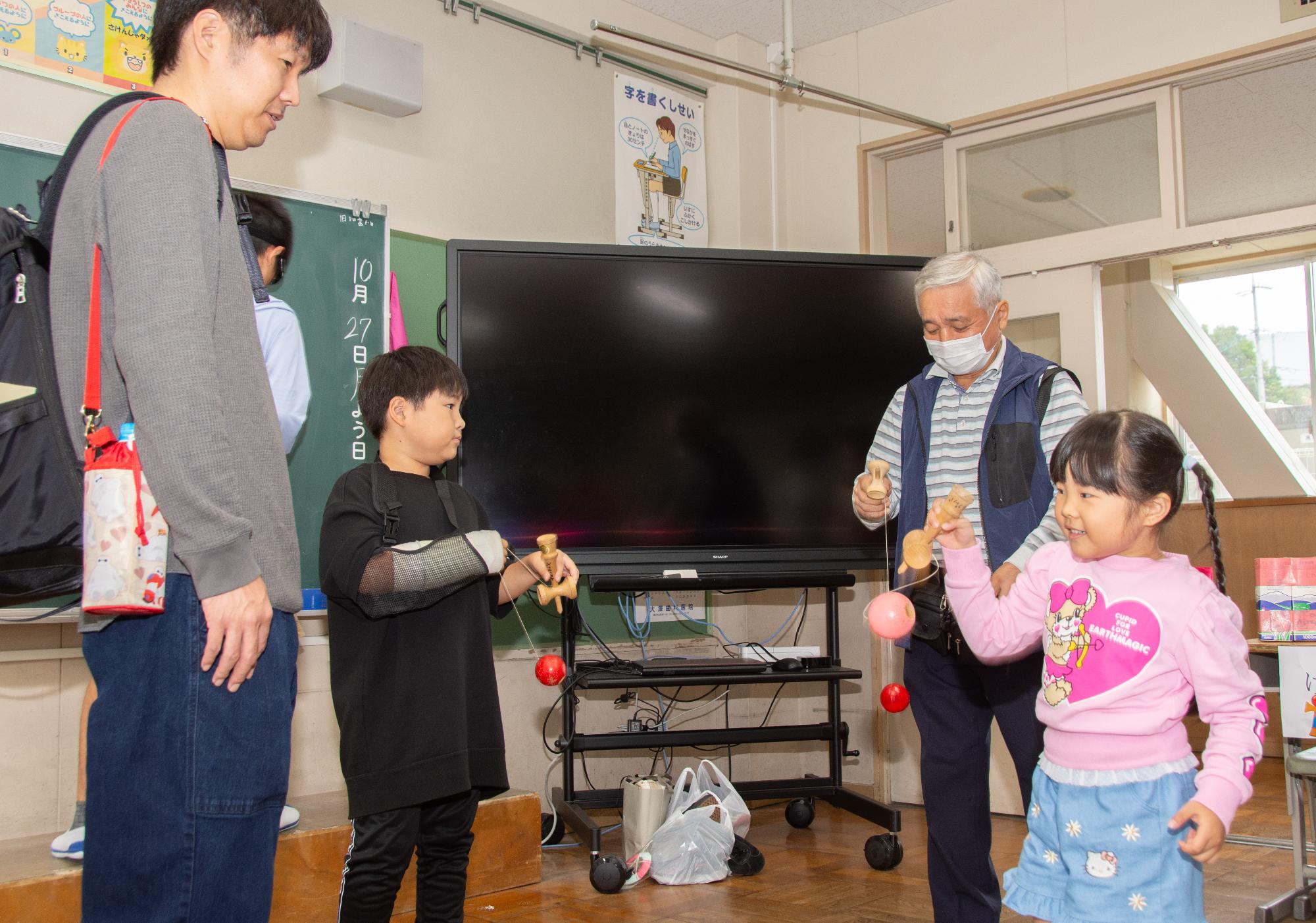 昔の遊びを3世代で体験