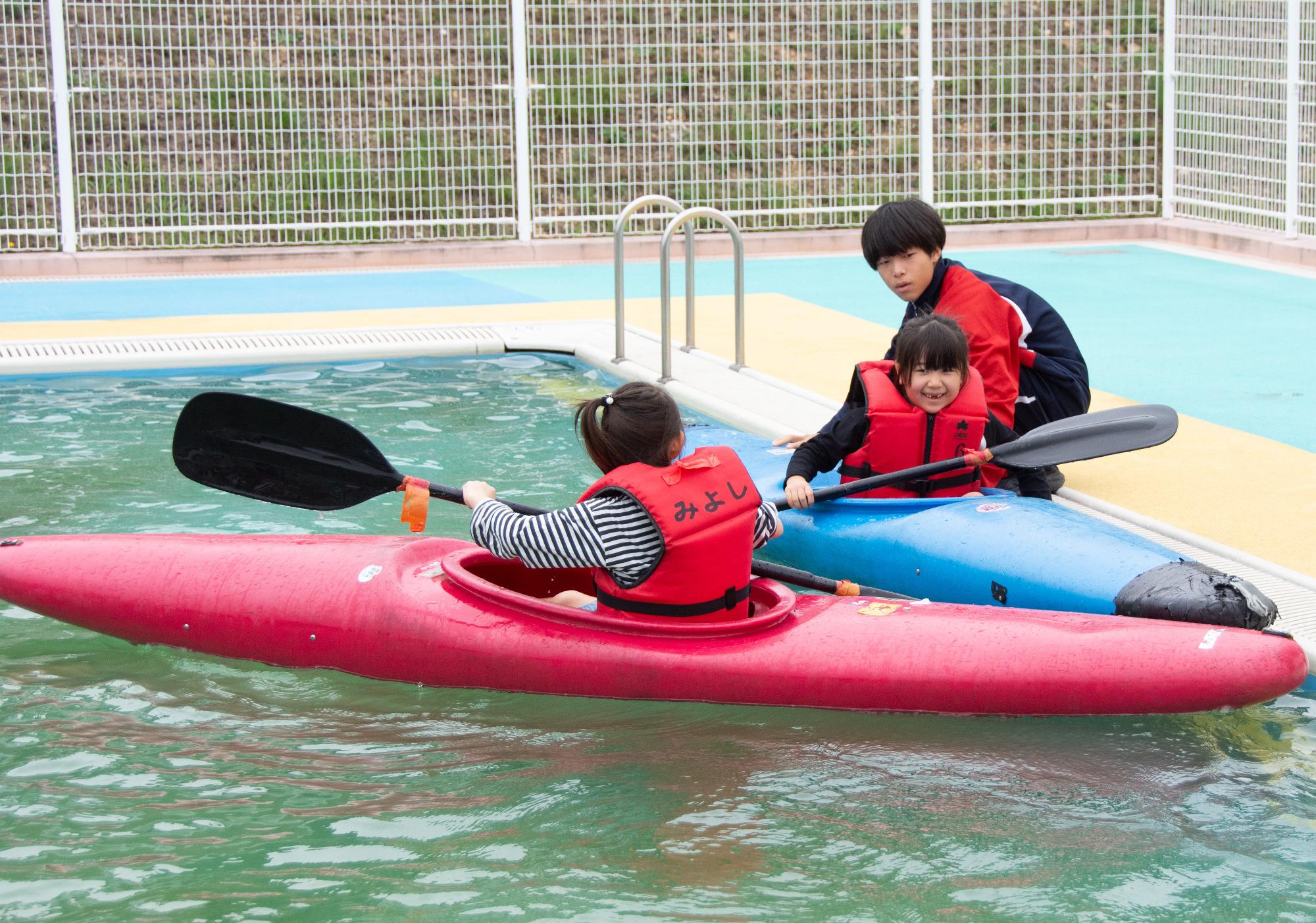 プールではカヌー体験も