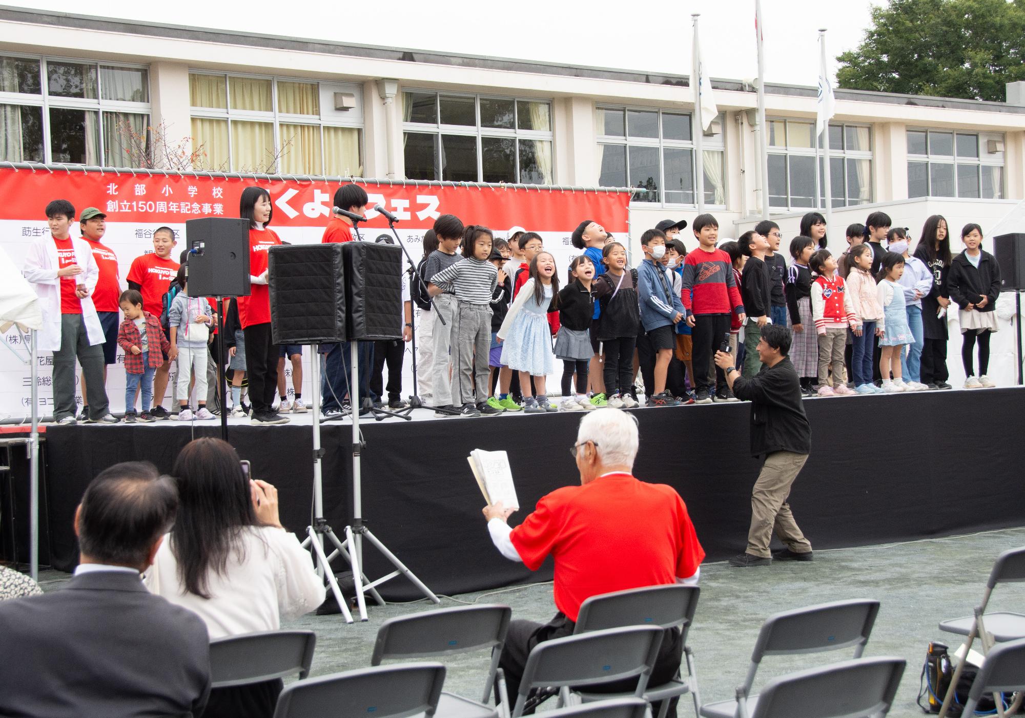 参加者全員で校歌を歌う様子