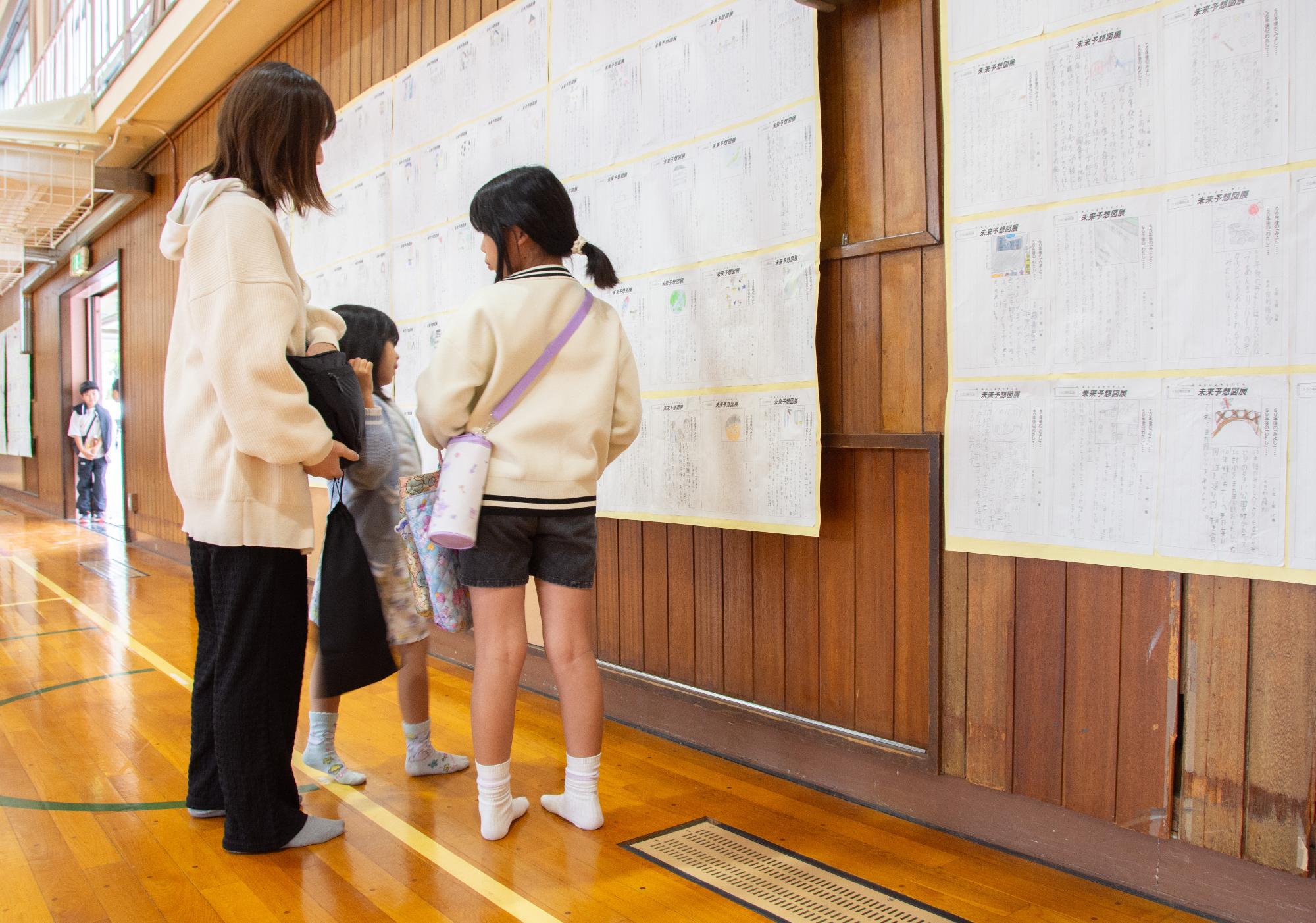 体育館の展示を見る親子