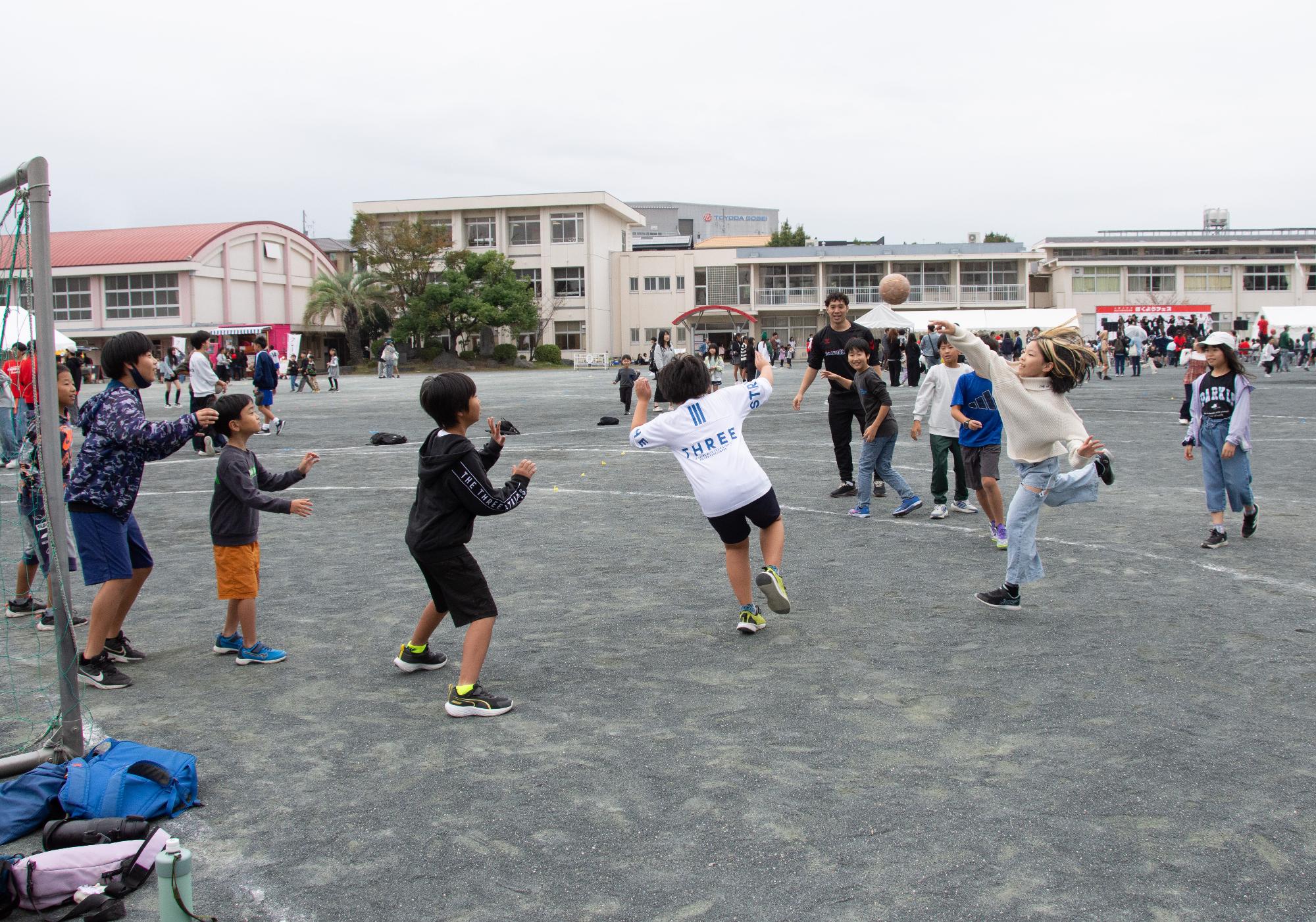 ブレイヴキングス刈谷の選手の指導によるハンドボール体験の様子