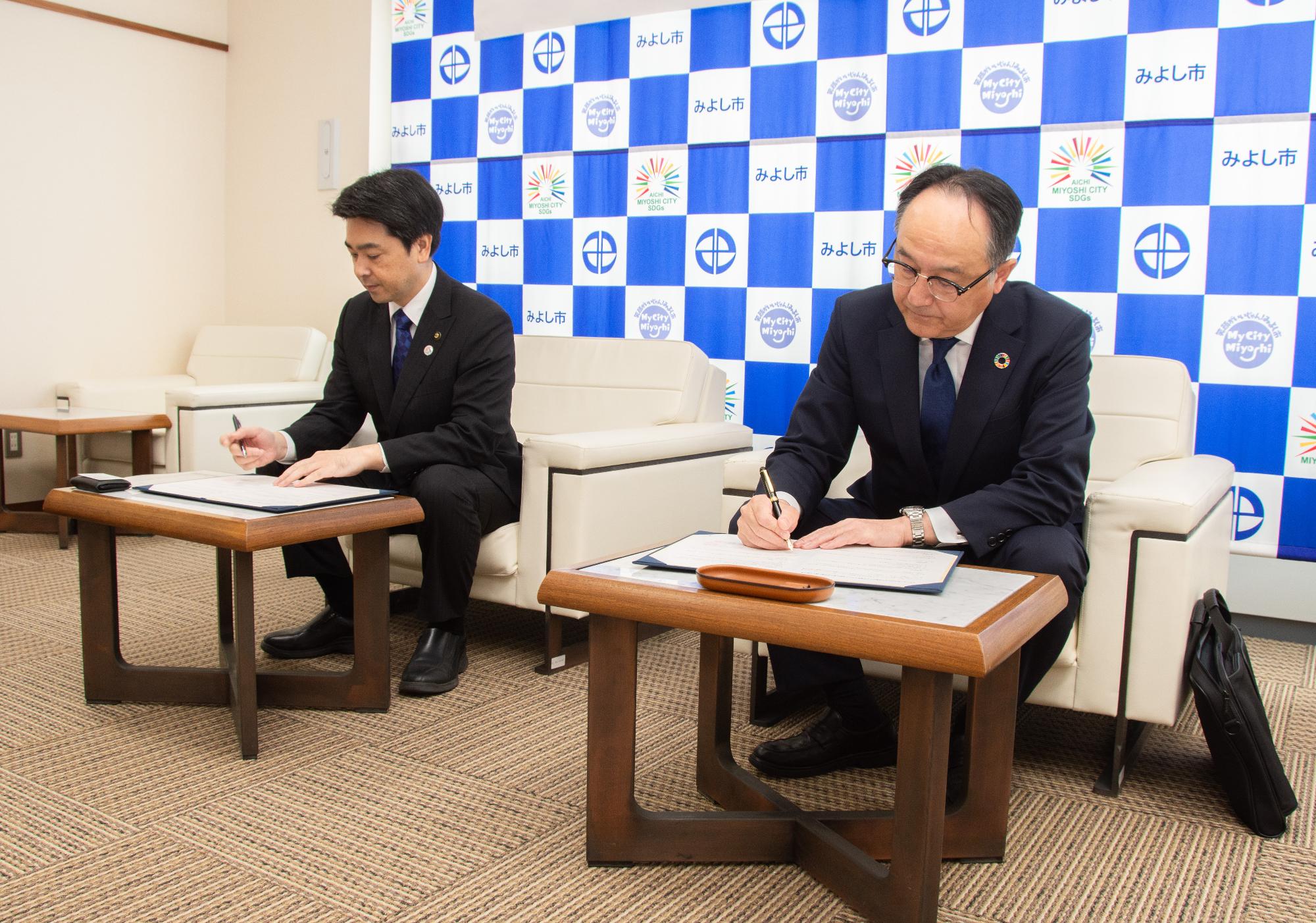 署名する清水常務取締役と小山市長