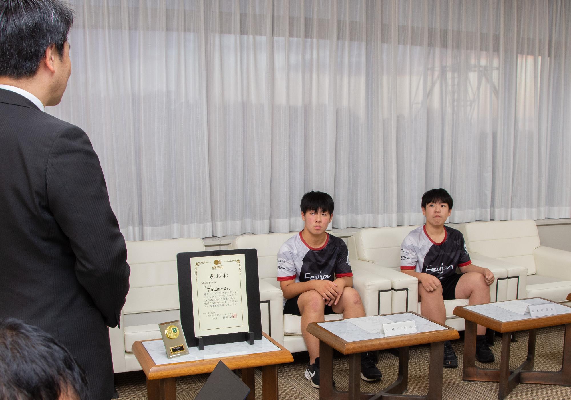 市長の話を聞く山本くんと小林くん