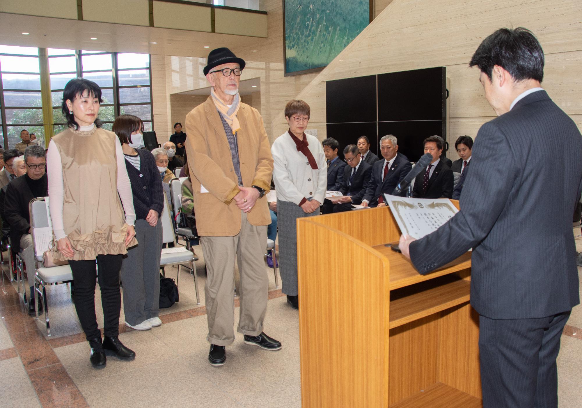 市長賞を受ける人