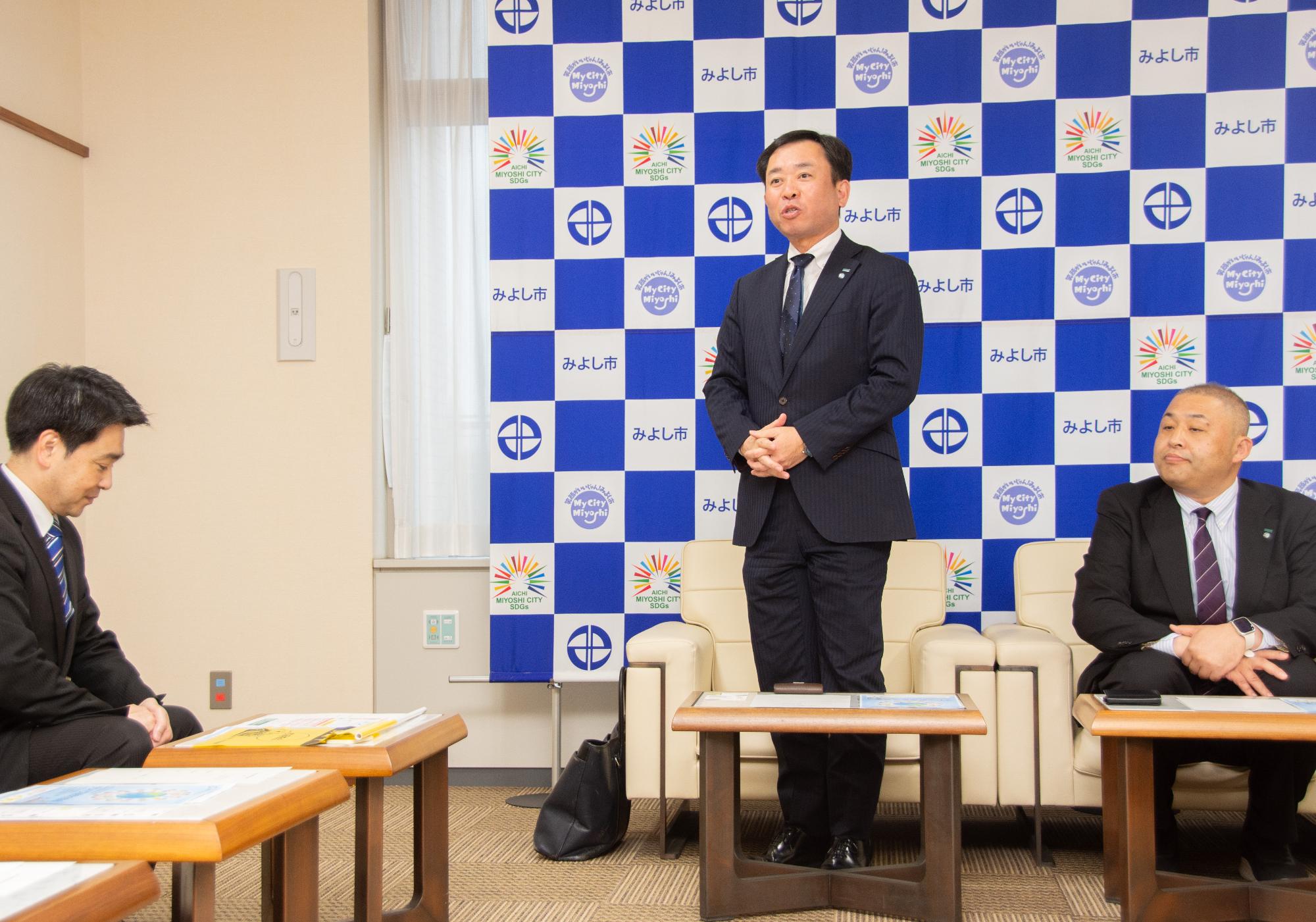 手旗について説明する武藤支店長