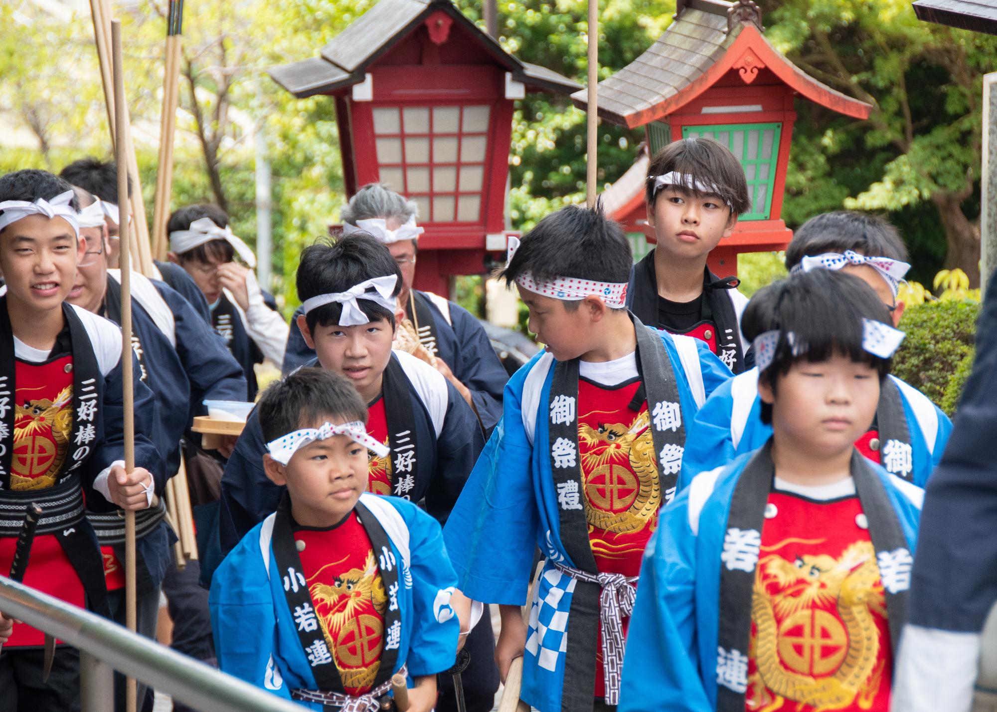 三好棒の手保存会が入場する様子