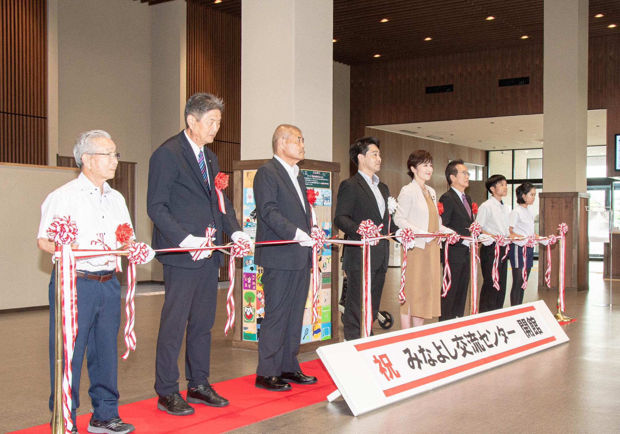 テープカットの様子