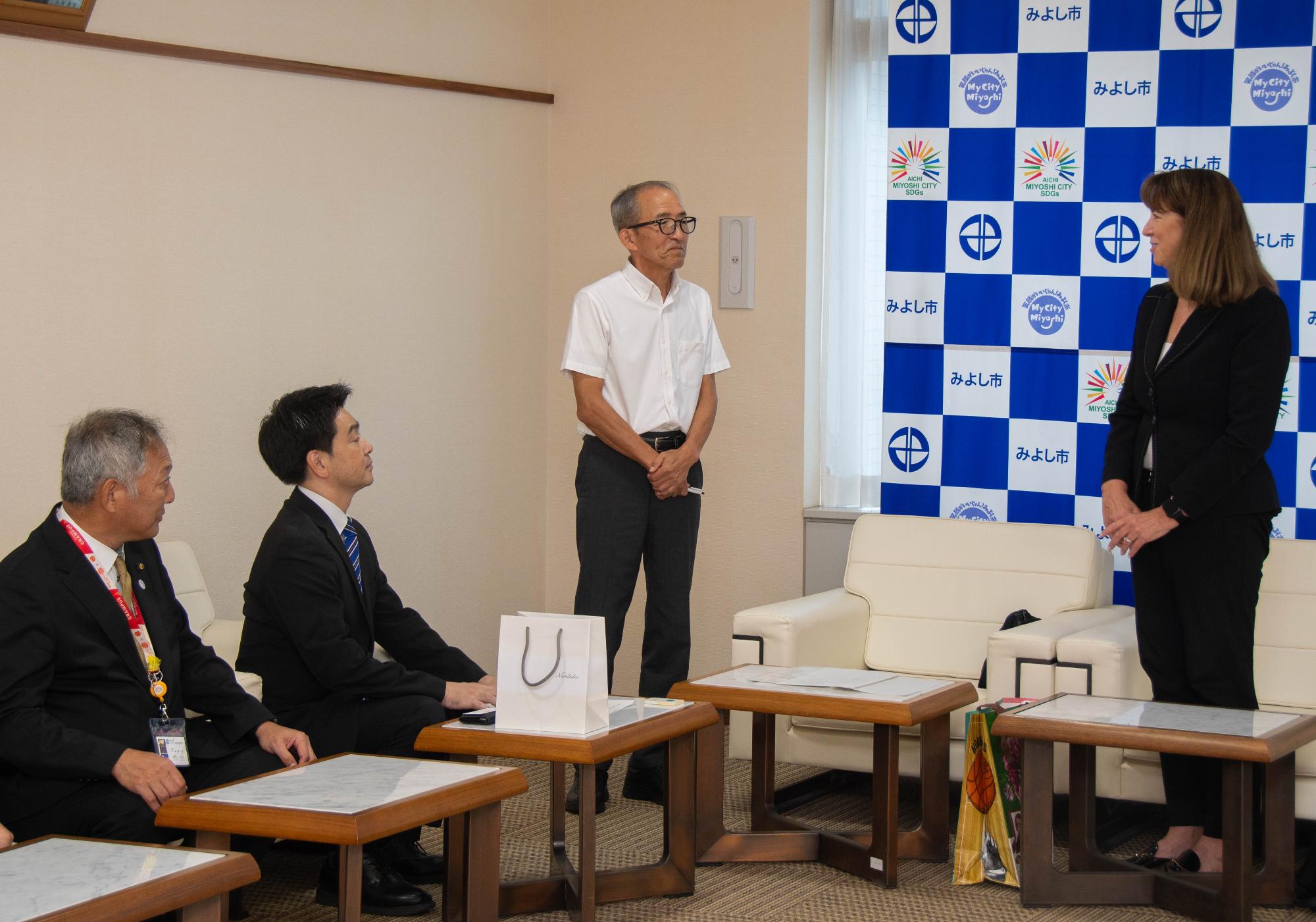 エリザベスさんがあいさつしている様子