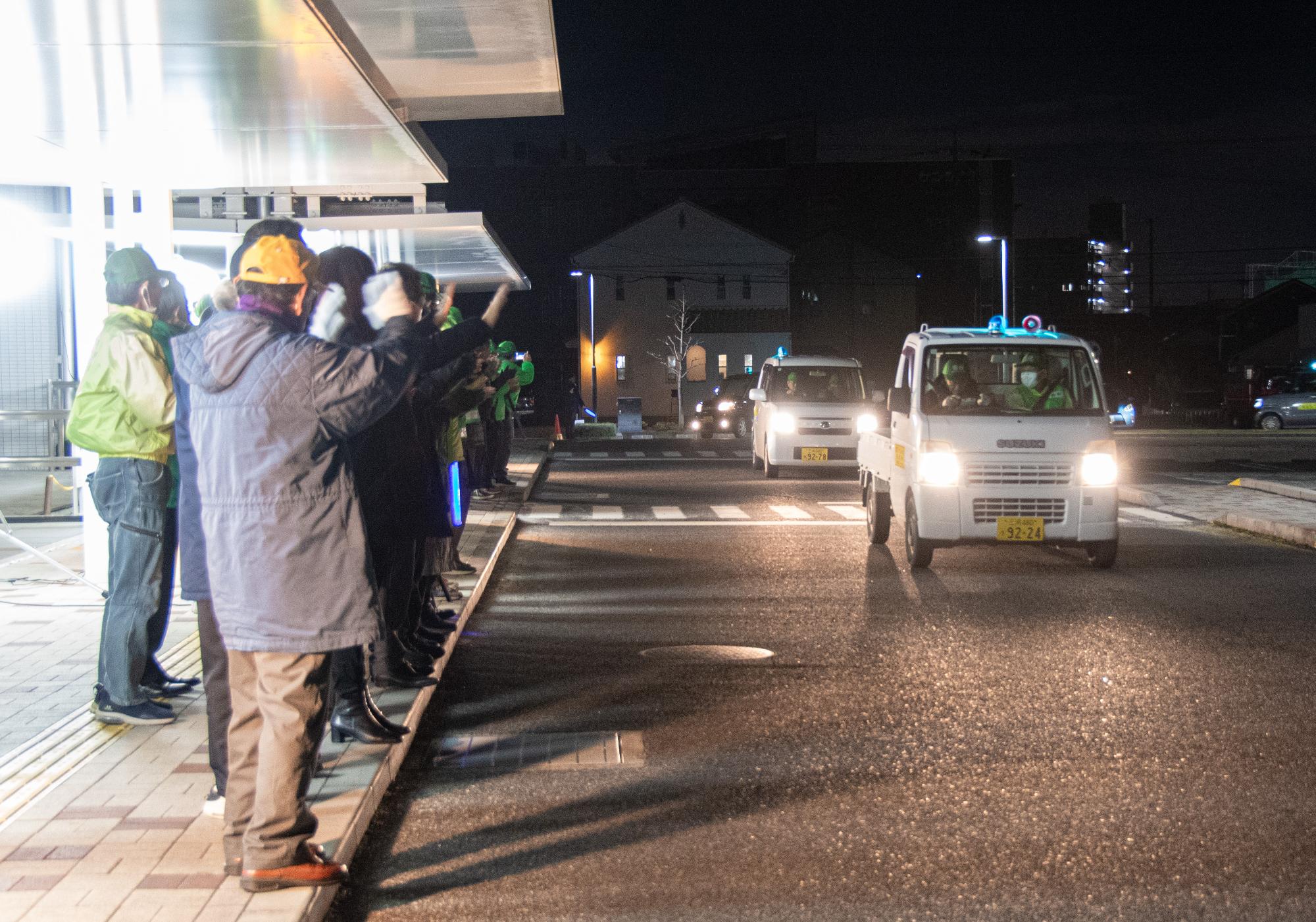 出発していく青色防犯パトロール車