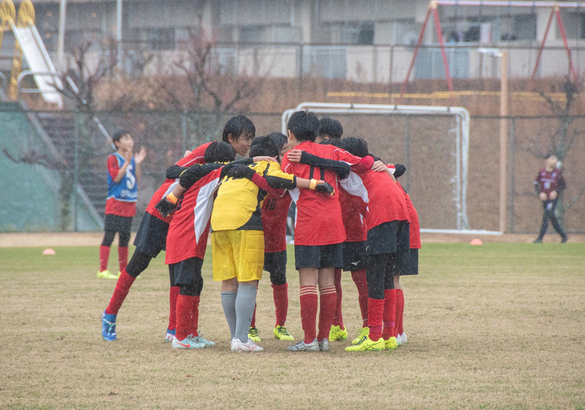 円陣を組んでいる様子