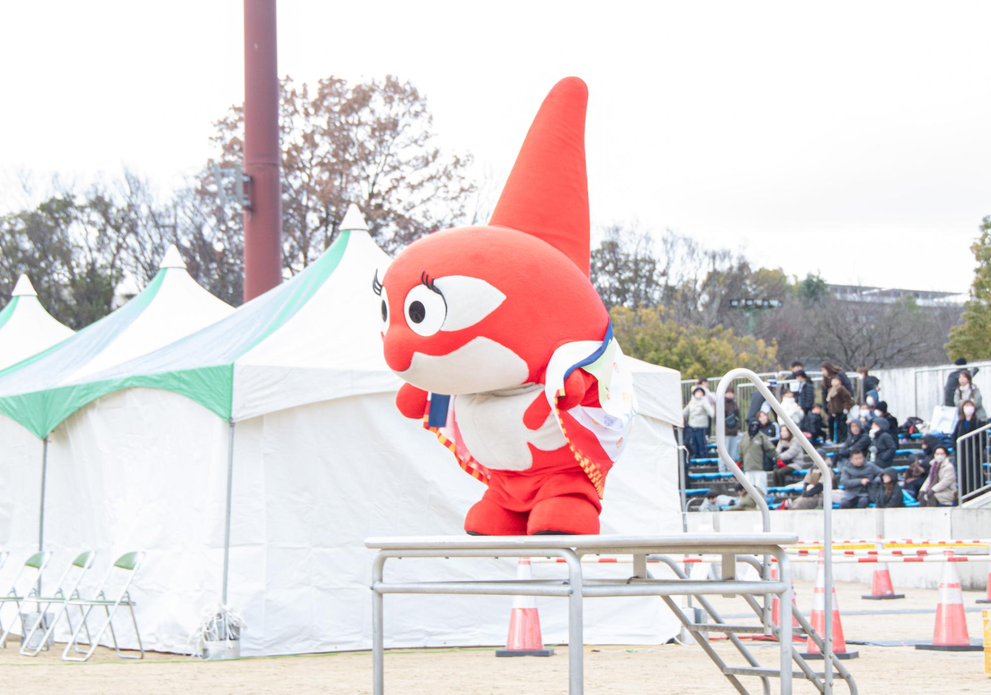 グララがラジオ体操をしている様子