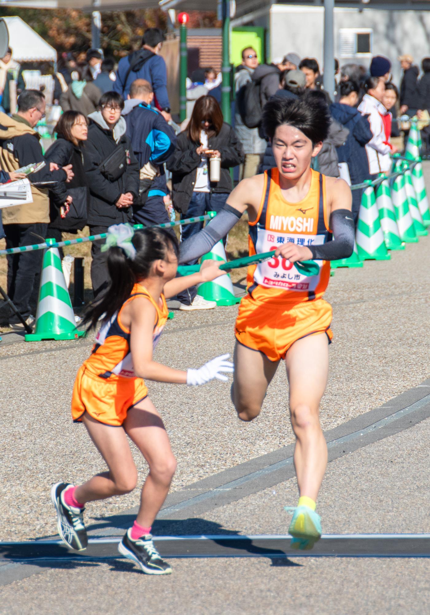 たすきがつながる様子