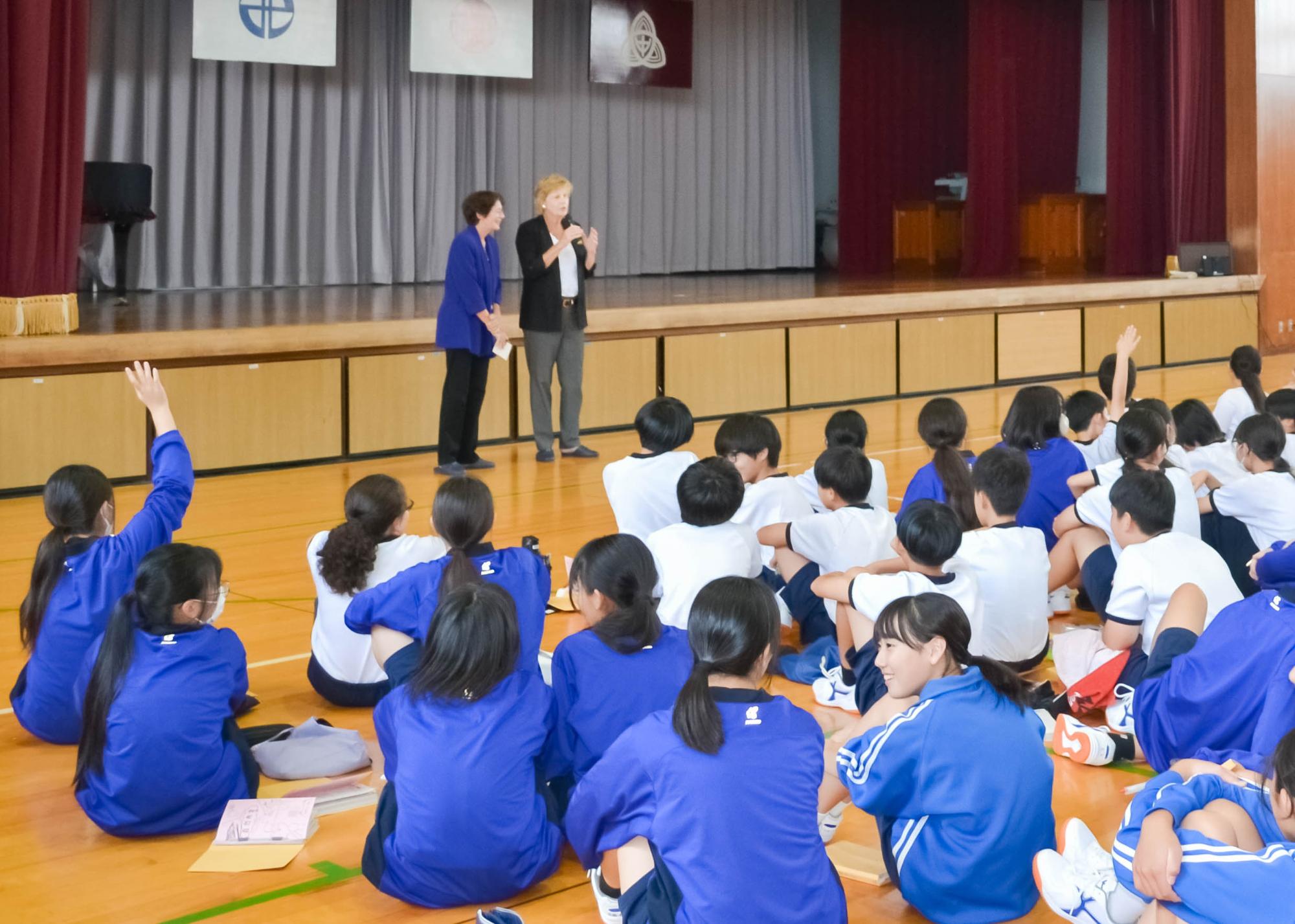 ファードン市長に質問する生徒たち