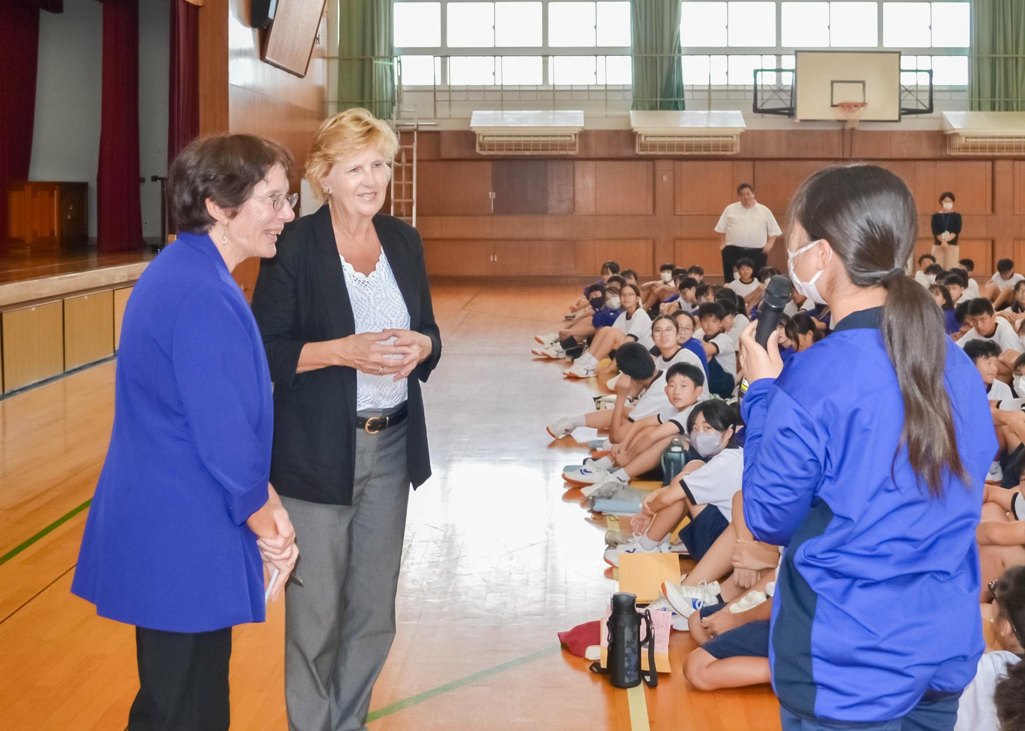 生徒と話すファードン市長