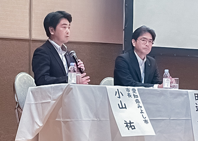 説明する市長
