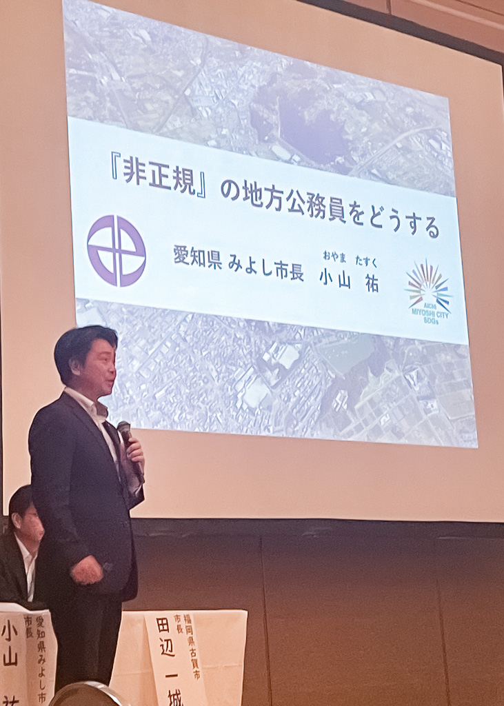 説明する市長