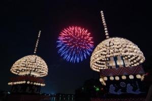 写真：401個の提灯を掲げた提灯舟と打ち上げ花火