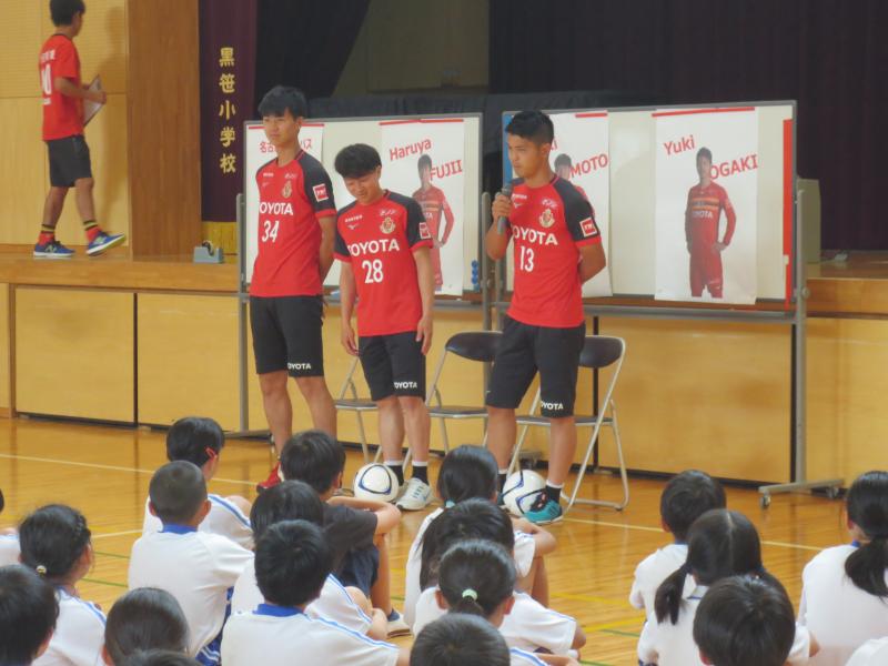 みよし市 名古屋グランパスの３選手がヨロコビプロジェクトの一環で市内小学校を訪問しました