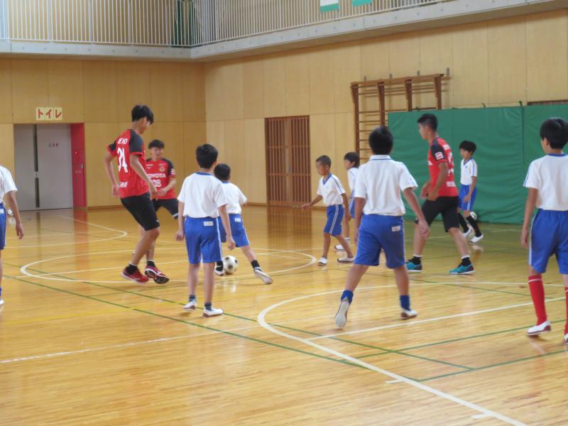 みよし市 名古屋グランパスの３選手がヨロコビプロジェクトの一環で市内小学校を訪問しました